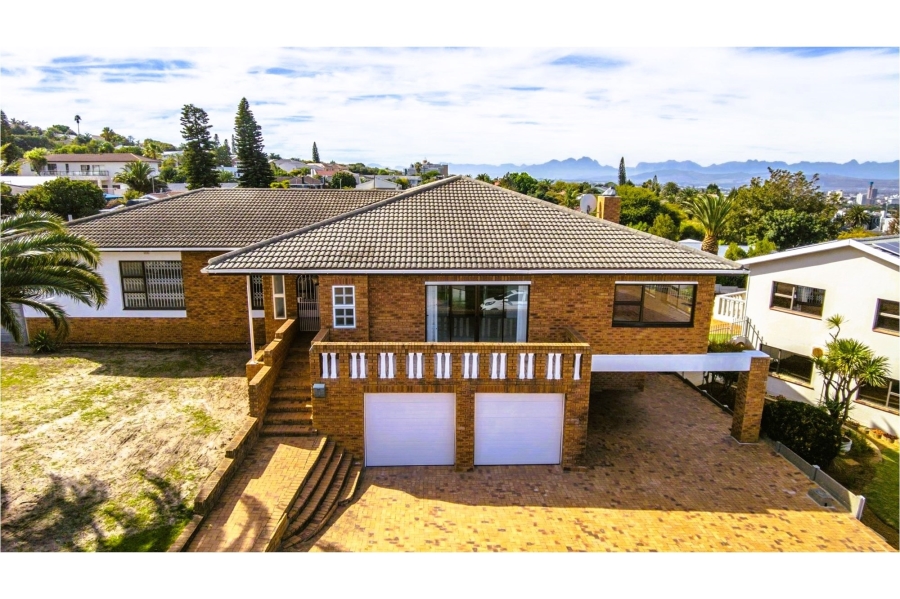 7 Bedroom Property for Sale in Loevenstein Western Cape